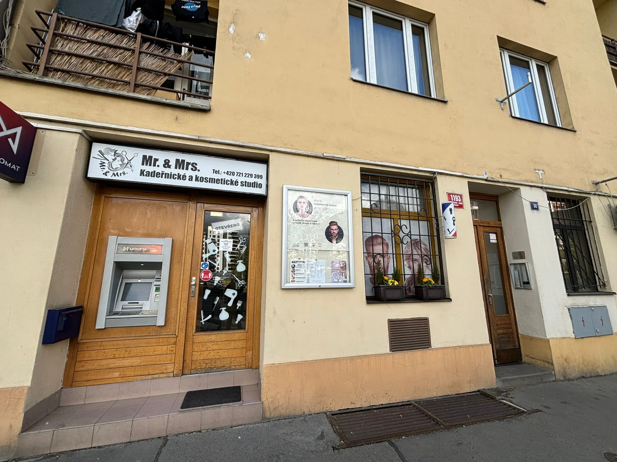 Permanentní make-up horních očních linek, rtů či obočí pudrovou metodou