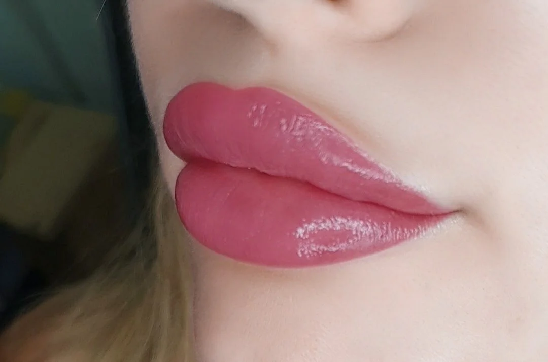 Permanentní make-up horních očních linek, rtů či obočí pudrovou metodou