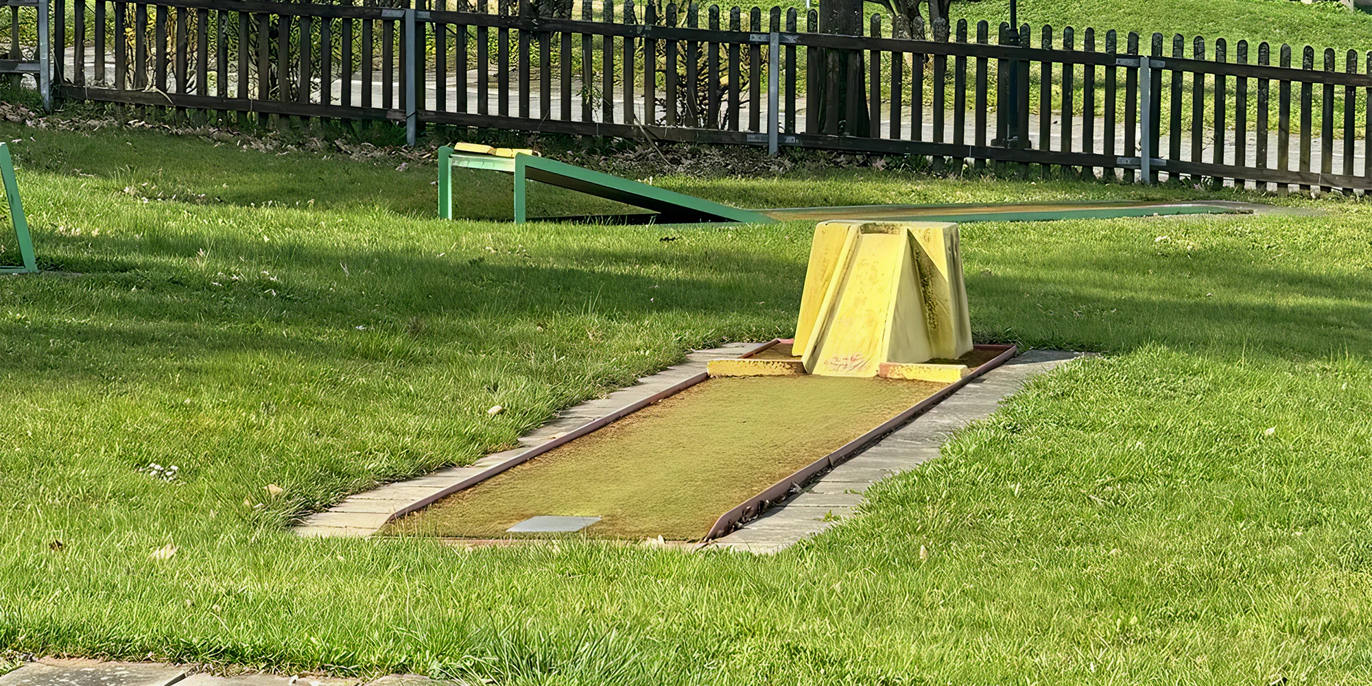 Hodina hry minigolfu na venkovním hřišti s 18 jamkami pro 1 či 2 osoby