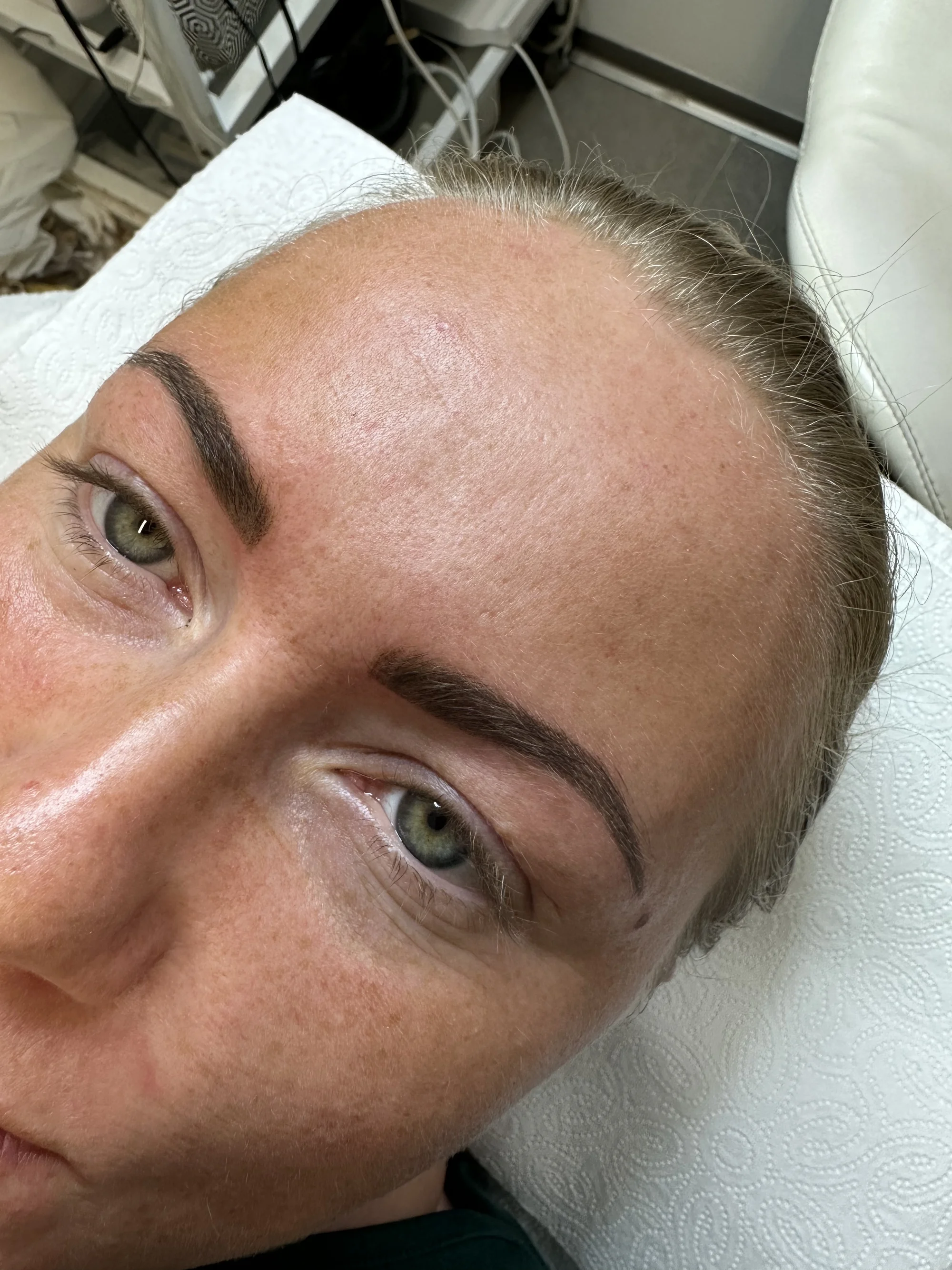 Permanentní make-up: vláskování nebo stínování obočí včetně korekce