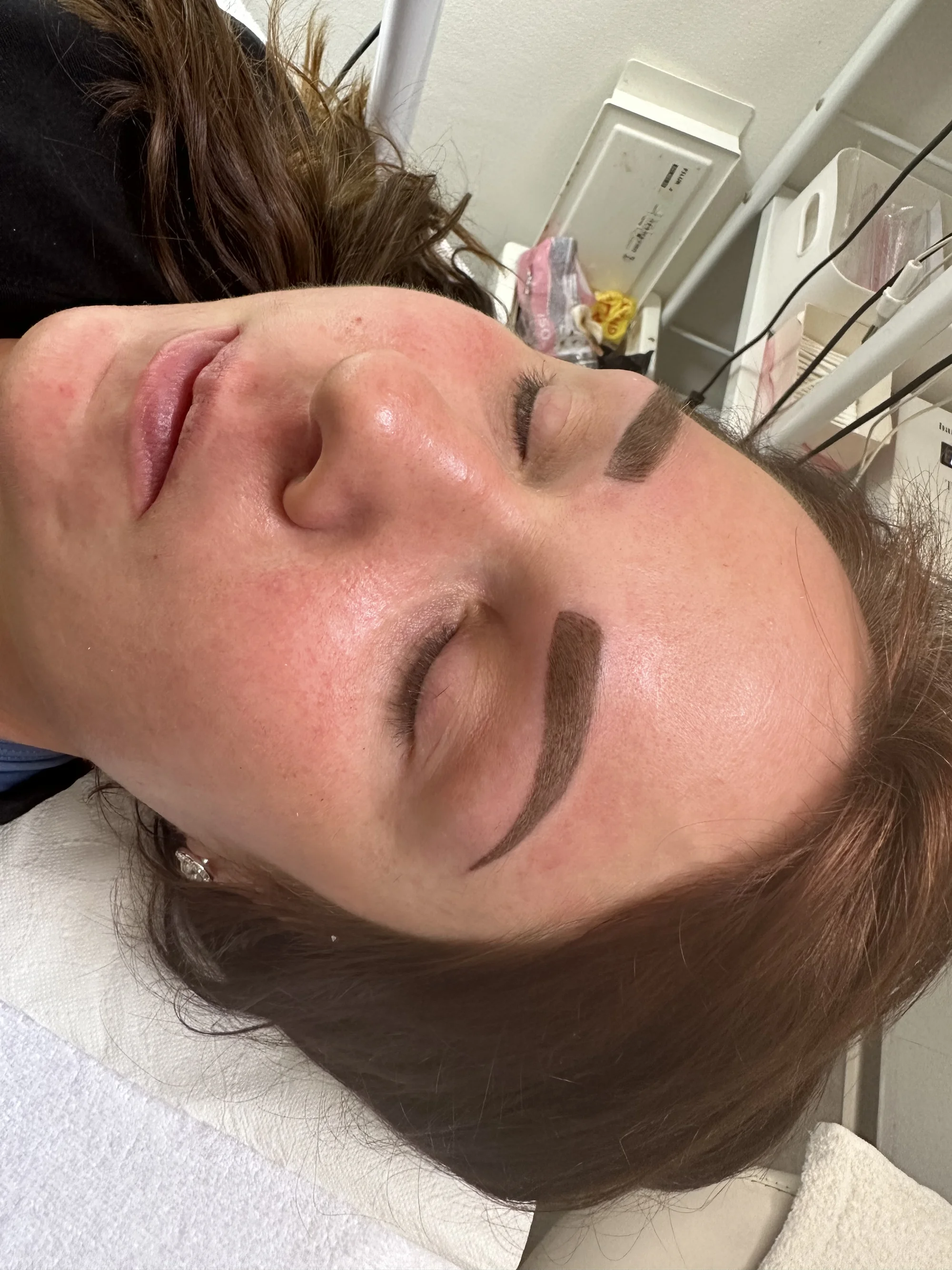 Permanentní make-up: vláskování nebo stínování obočí včetně korekce