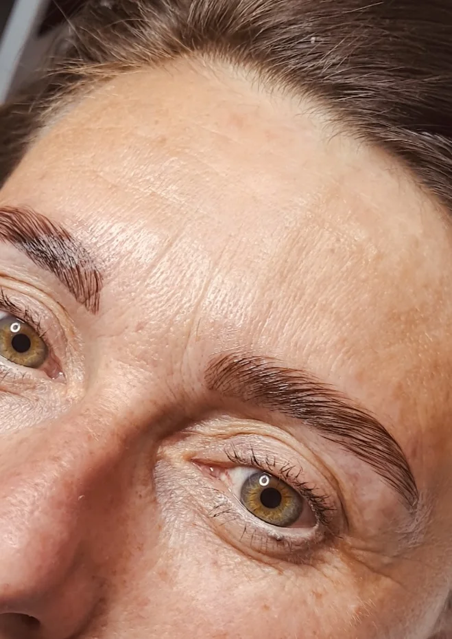 Permanentní make-up: vláskování nebo stínování obočí včetně korekce