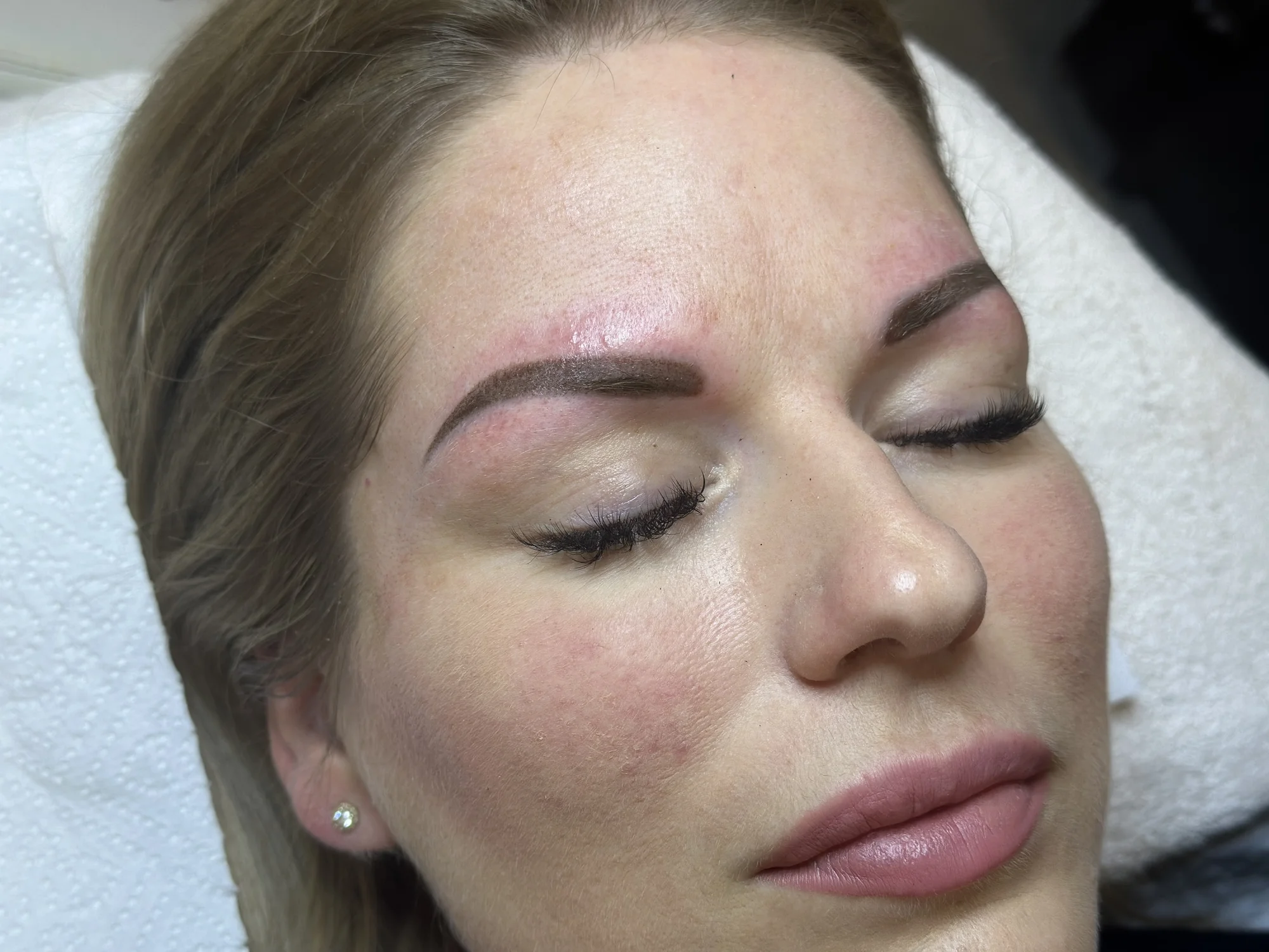 Permanentní make-up: vláskování nebo stínování obočí včetně korekce
