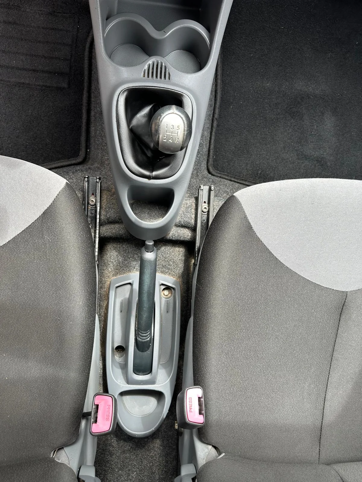 Kompletní ruční mytí vozu s tepováním sedaček v myčce Wash Cars