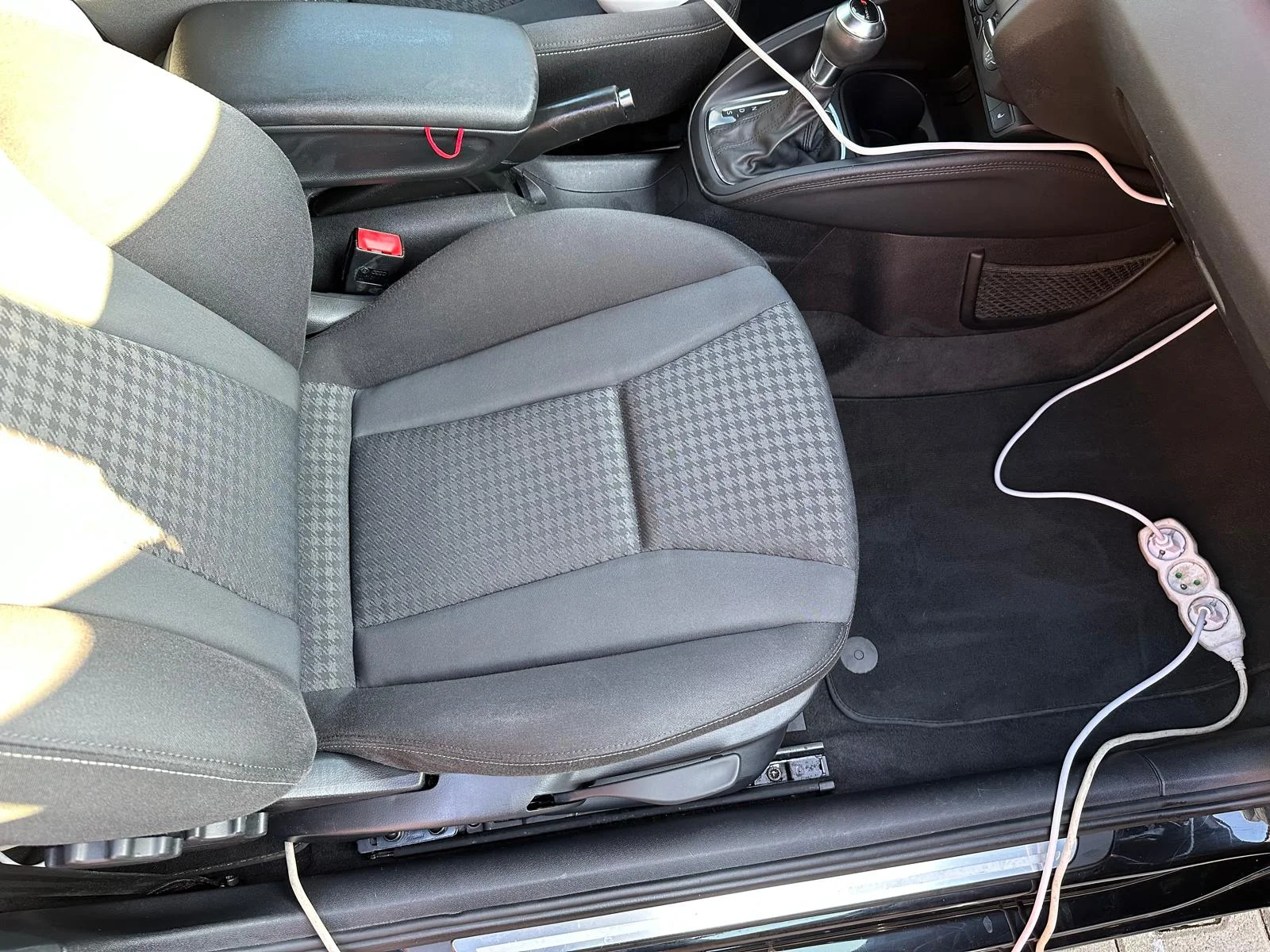 Kompletní ruční mytí vozu s tepováním sedaček v myčce Wash Cars