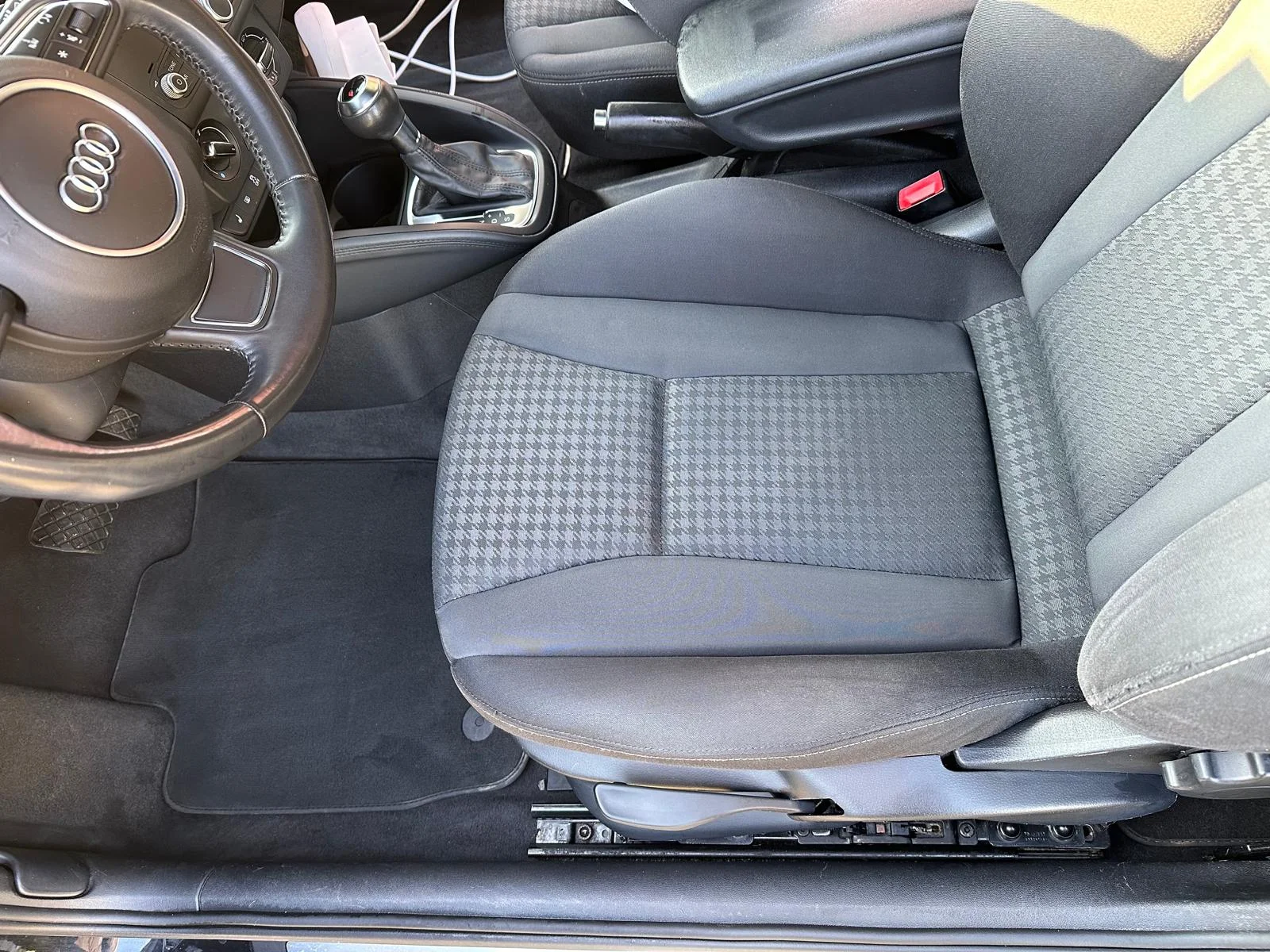 Kompletní ruční mytí vozu s tepováním sedaček v myčce Wash Cars