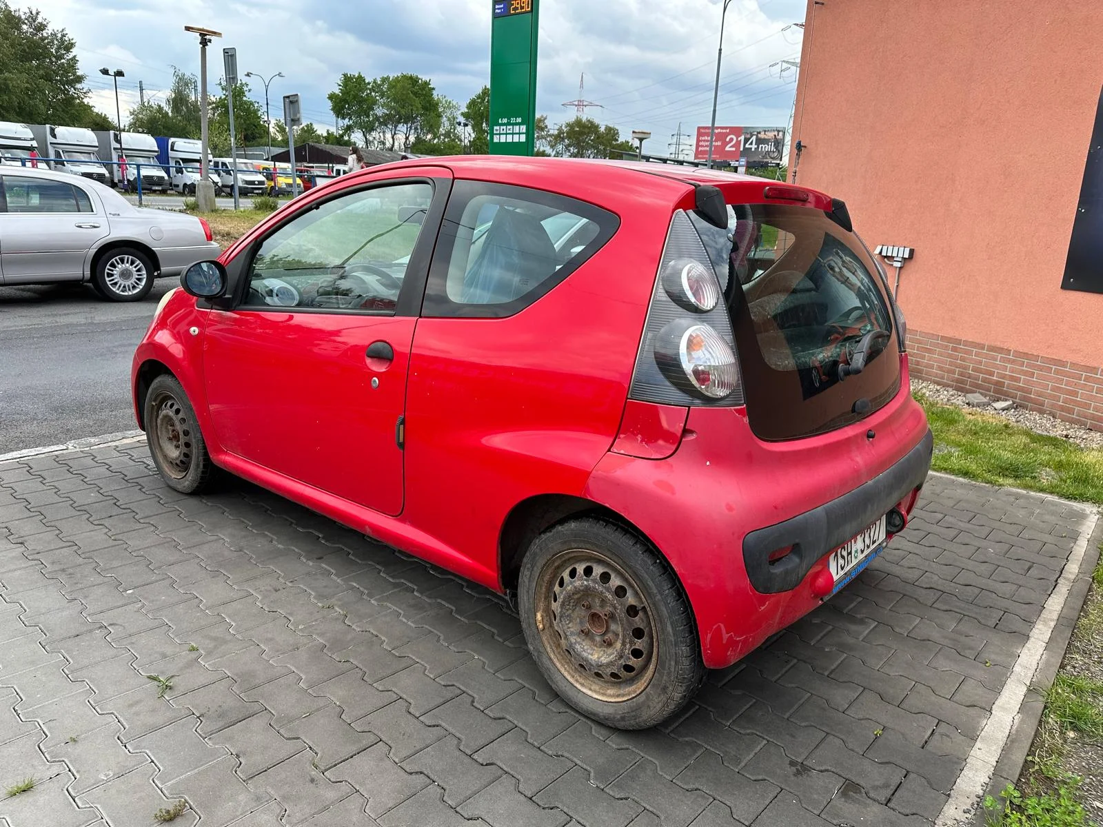 Kompletní ruční mytí vozu s tepováním sedaček v myčce Wash Cars