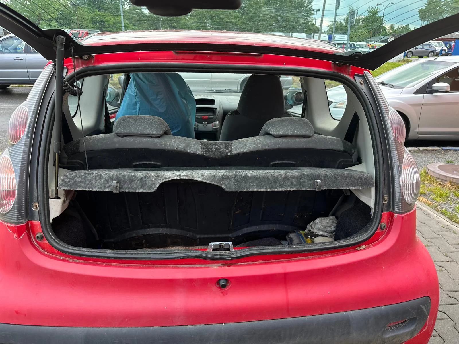 Kompletní ruční mytí vozu s tepováním sedaček v myčce Wash Cars