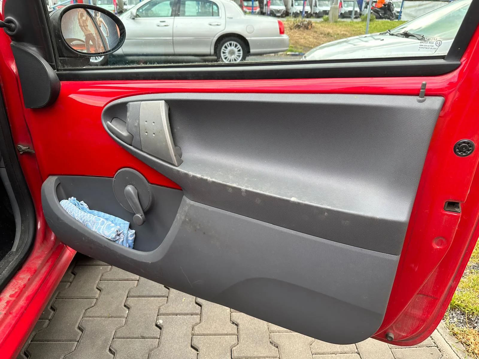 Kompletní ruční mytí vozu s tepováním sedaček v myčce Wash Cars