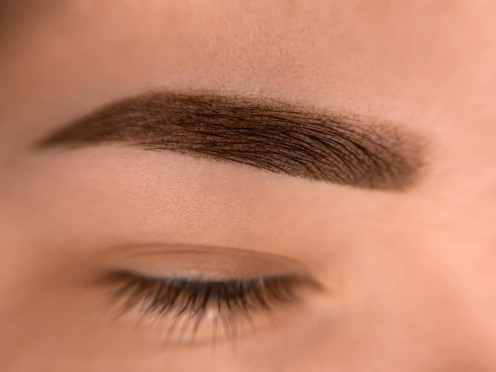 Permanentní make-up horních očních linek, rtů či obočí pudrovou metodou