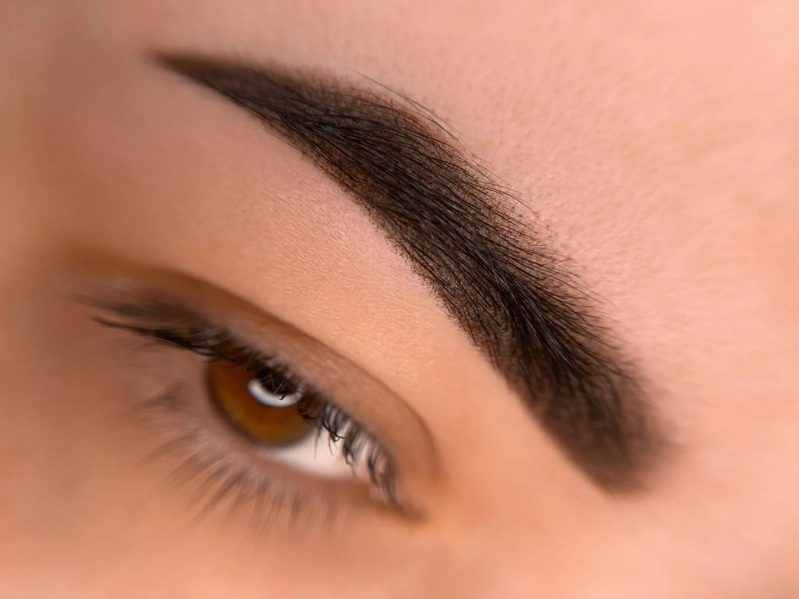 Permanentní make-up horních očních linek, rtů či obočí pudrovou metodou