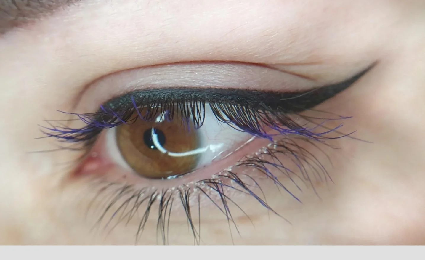 Permanentní make-up horních očních linek, rtů či obočí pudrovou metodou