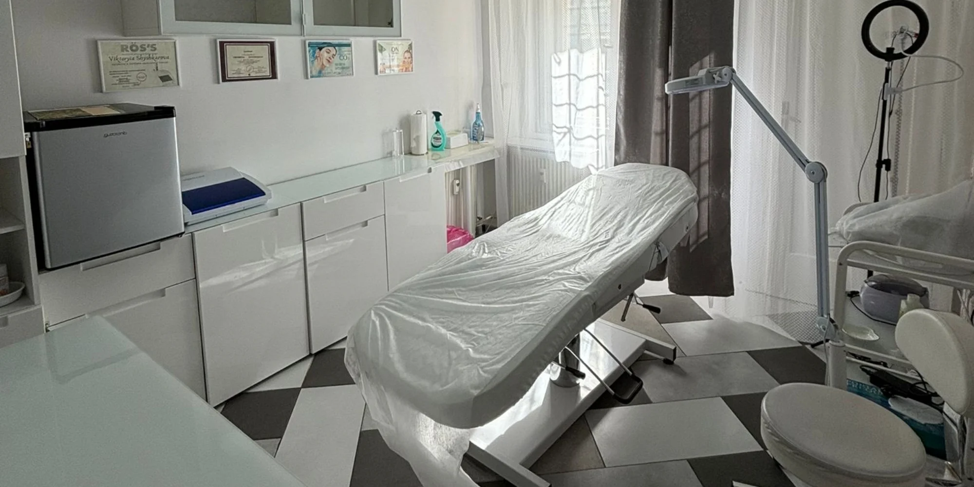 Permanentní make-up horních očních linek, rtů či obočí pudrovou metodou