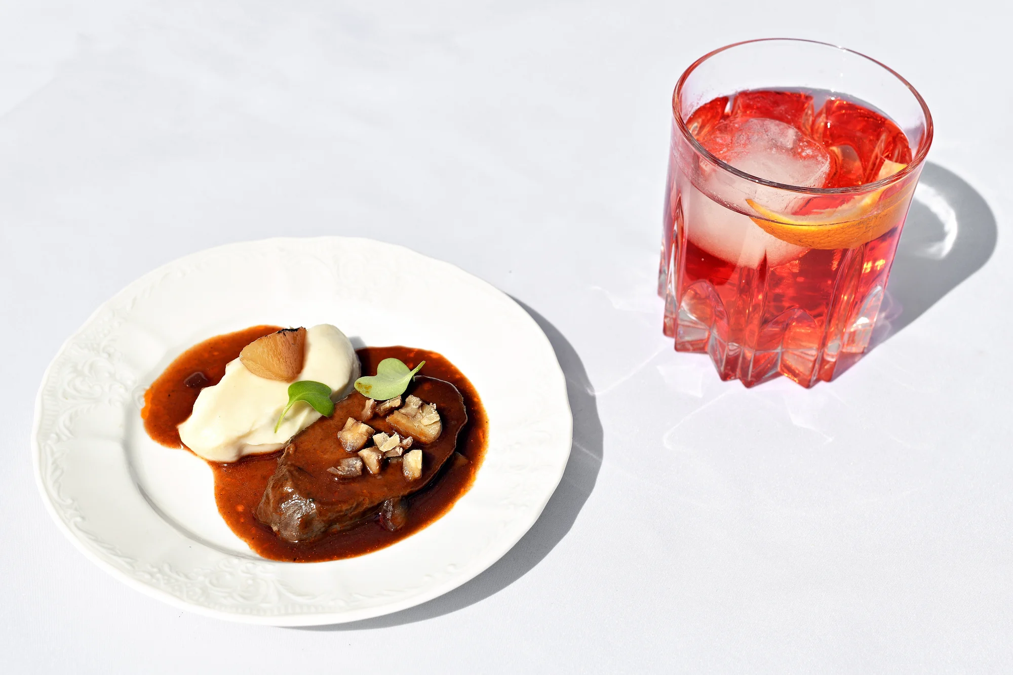 Tříchodový masový nebo vege gastro zážitek i s neomezenou konzumací vína a výhledem na Prahu
