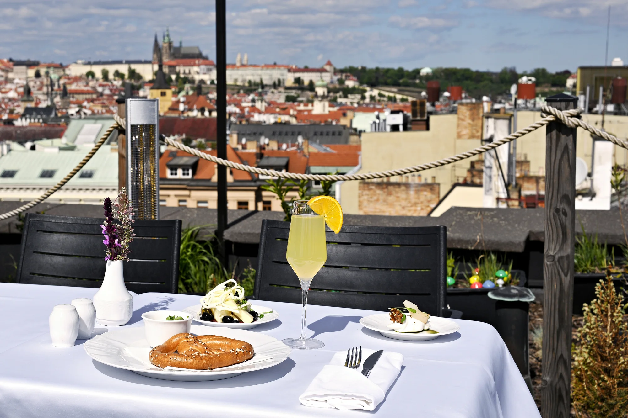 Snídaně či aperitivo ve sky baru na Václavském náměstí s úžasným výhledem na Prahu