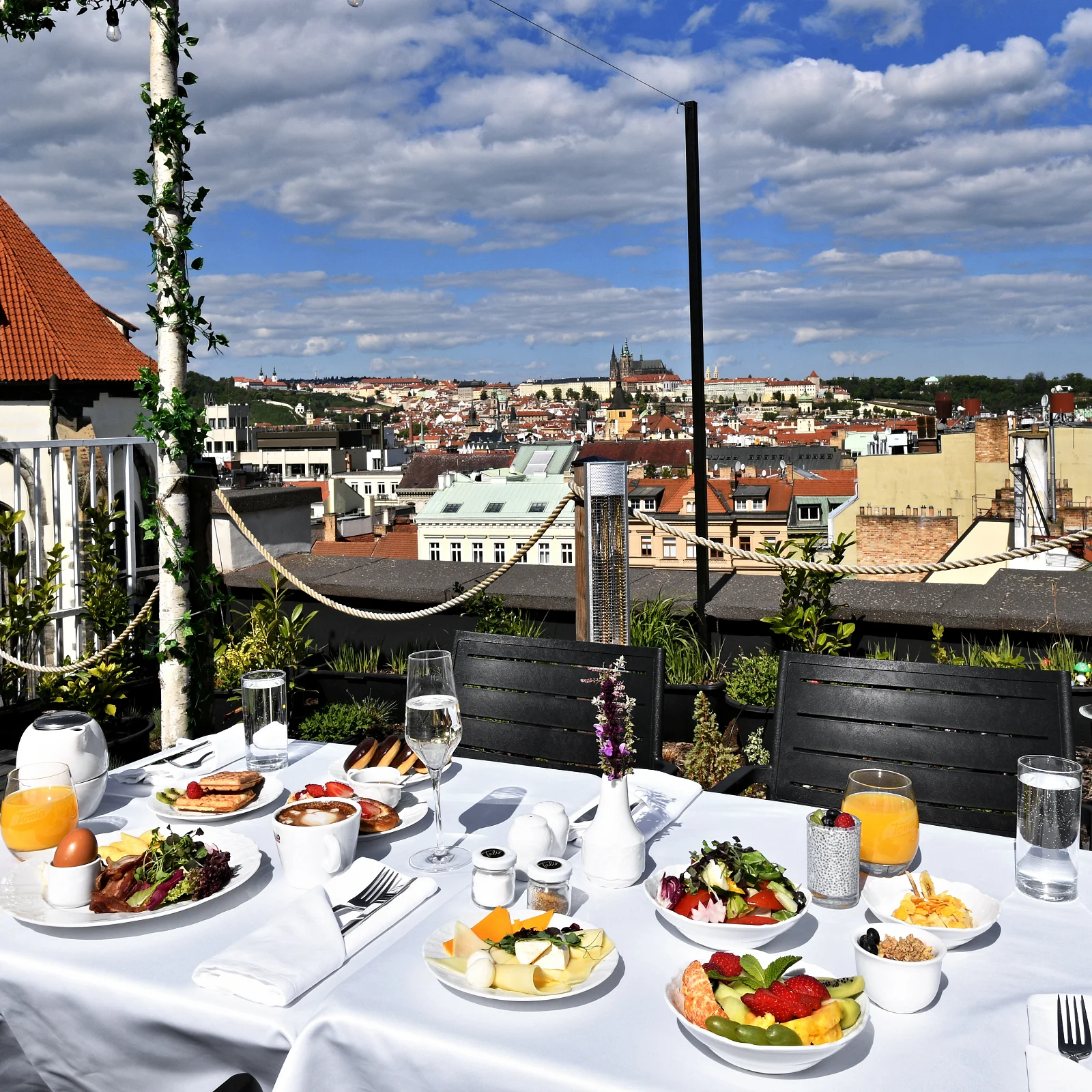 Snídaně či aperitivo ve sky baru na Václavském náměstí s úžasným výhledem na Prahu
