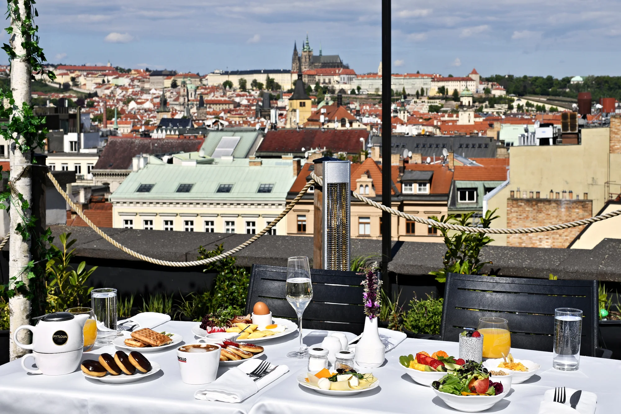 Snídaně či aperitivo ve sky baru na Václavském náměstí s úžasným výhledem na Prahu