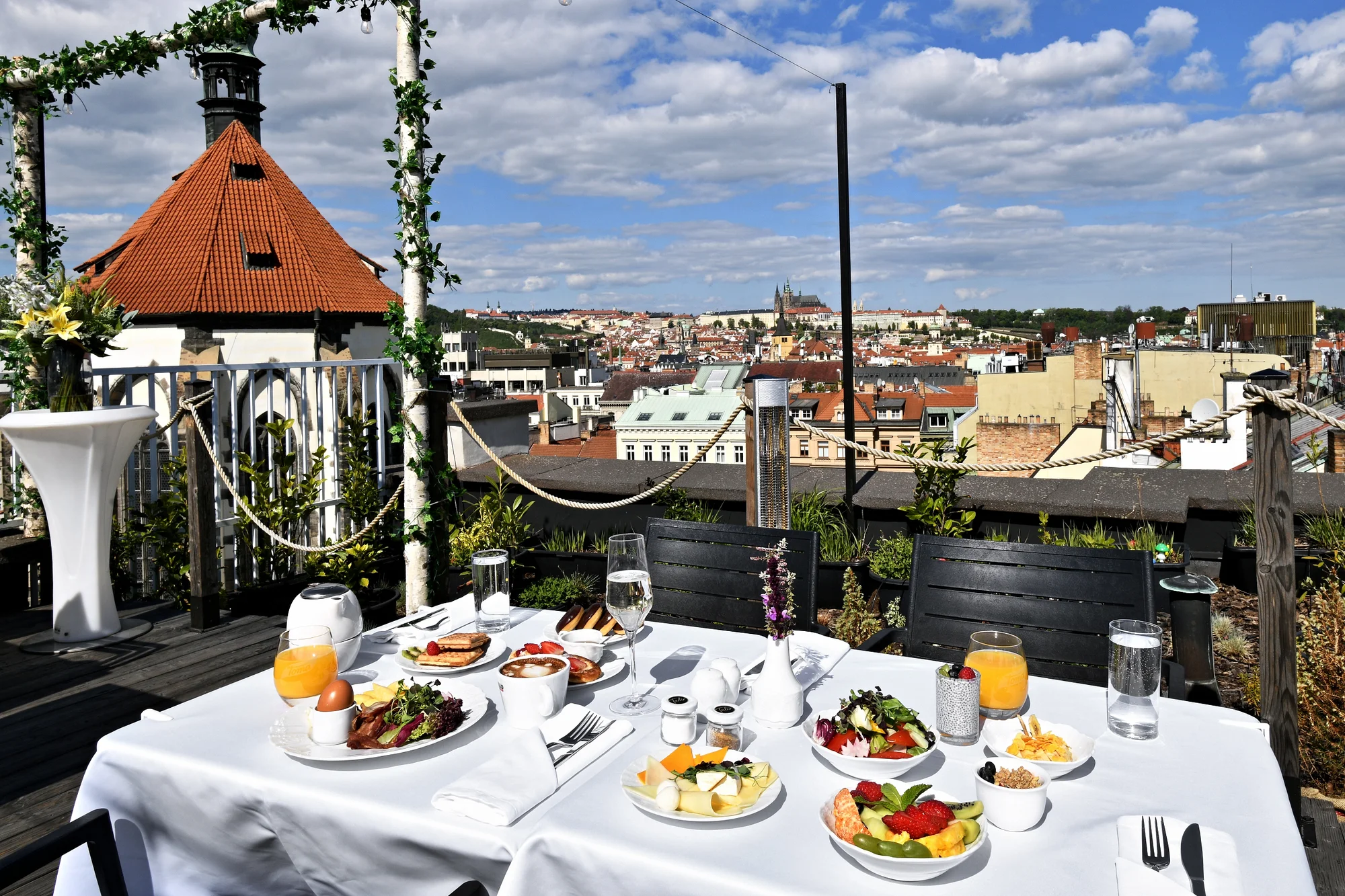 Snídaně či aperitivo ve sky baru na Václavském náměstí s úžasným výhledem na Prahu