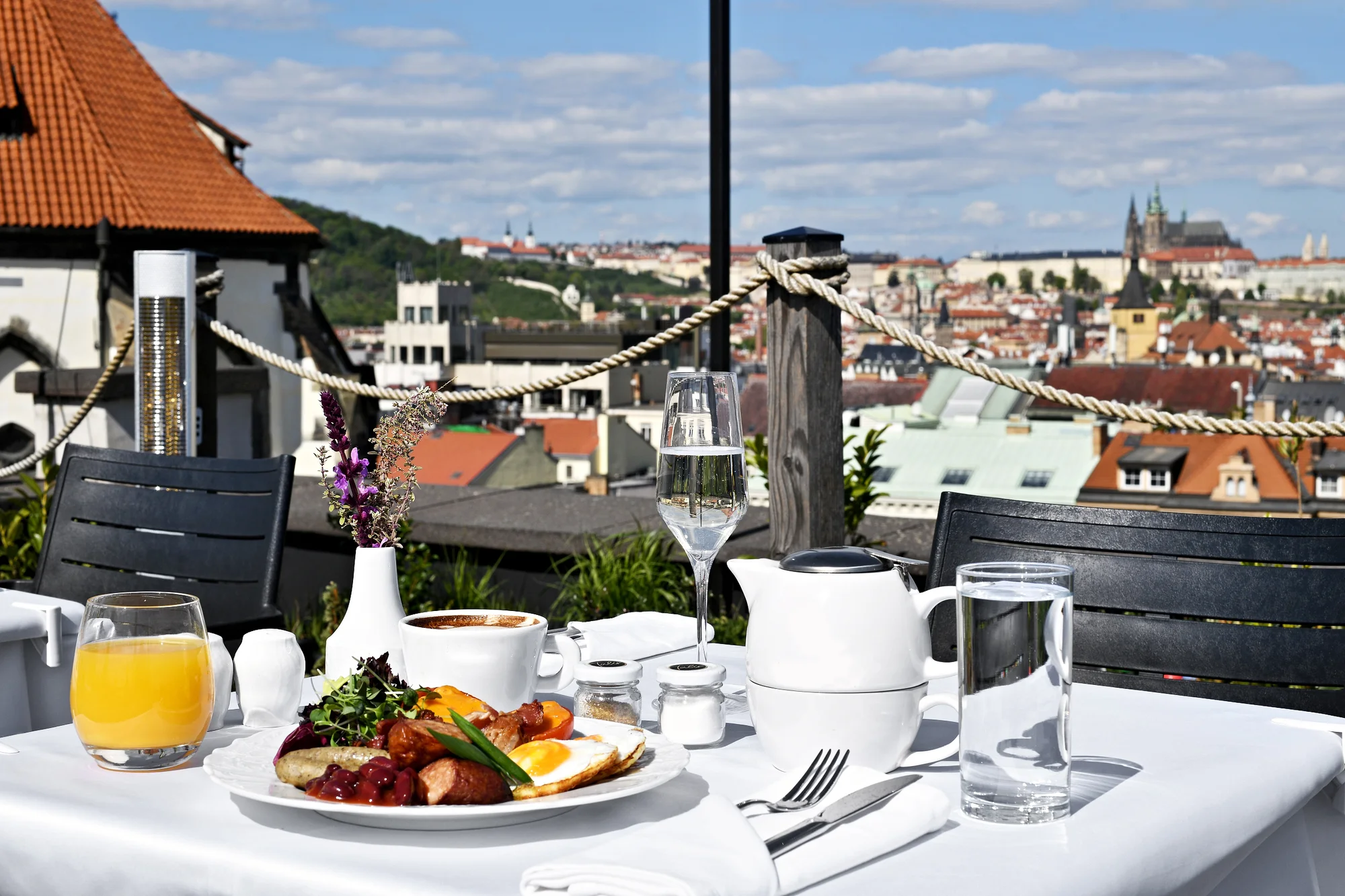 Snídaně či aperitivo ve sky baru na Václavském náměstí s úžasným výhledem na Prahu