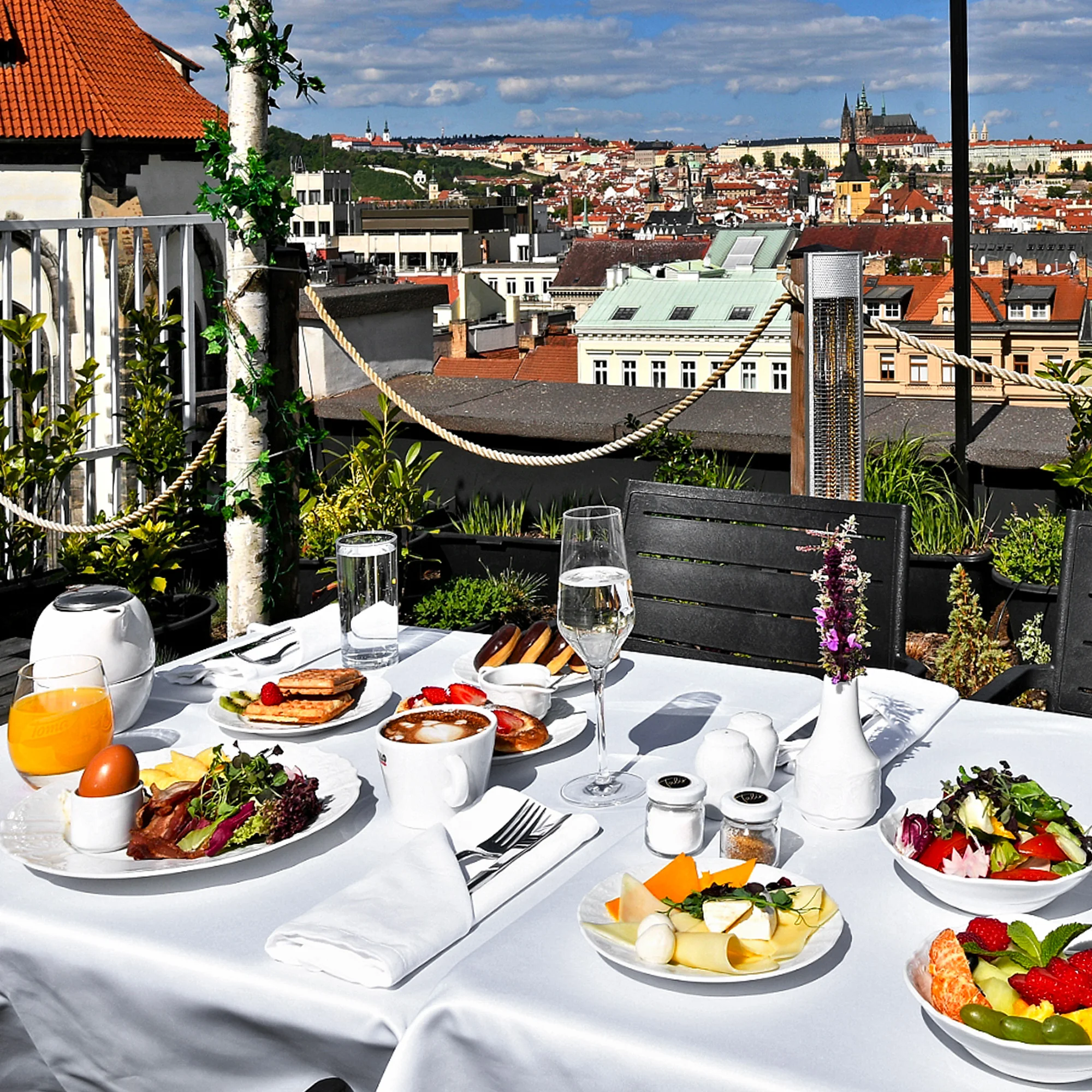 Pytloun Sky Bar & Restaurant Prague: voucher v hodnotě 1000-2000 Kč na drinky i jídlo
