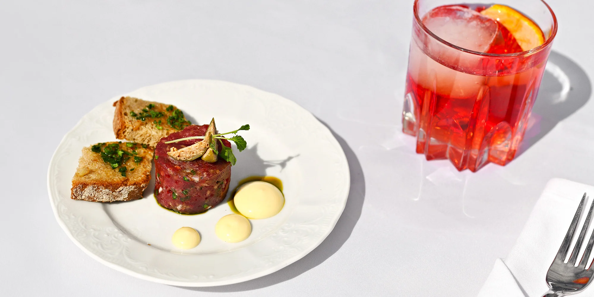 Tříchodový masový nebo vege gastro zážitek i s neomezenou konzumací vína a výhledem na Prahu