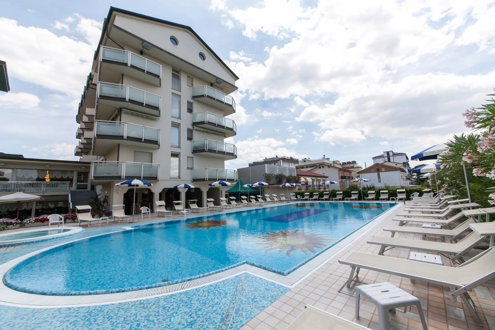Italské přímořské město Cervia: 4* hotel 60 m od písečné pláže, snídaně, bazén a vířivka