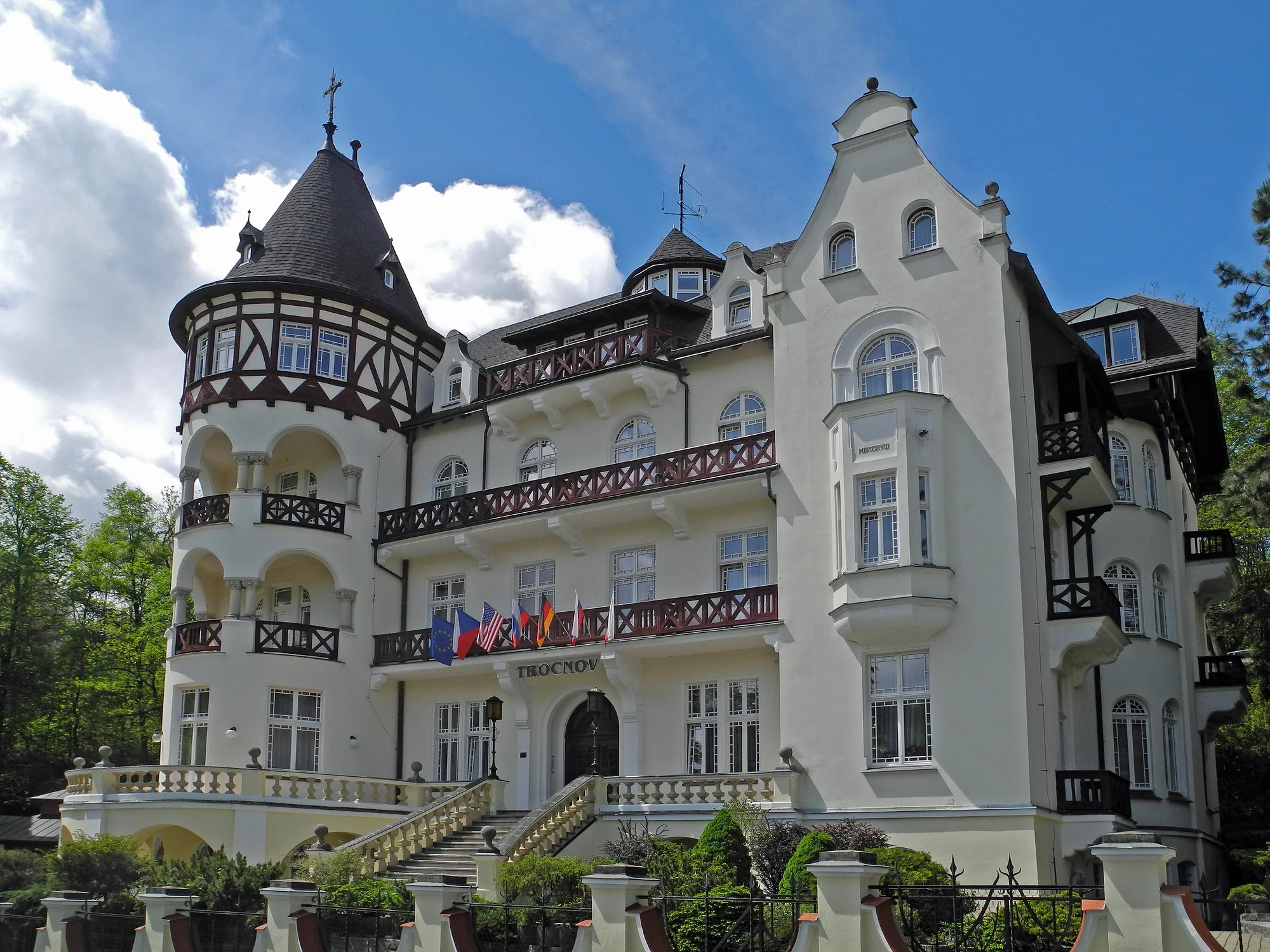 4* pobyt v Karlových Varech: snídaně či polopenze, na výběr i neomezený wellness a procedury