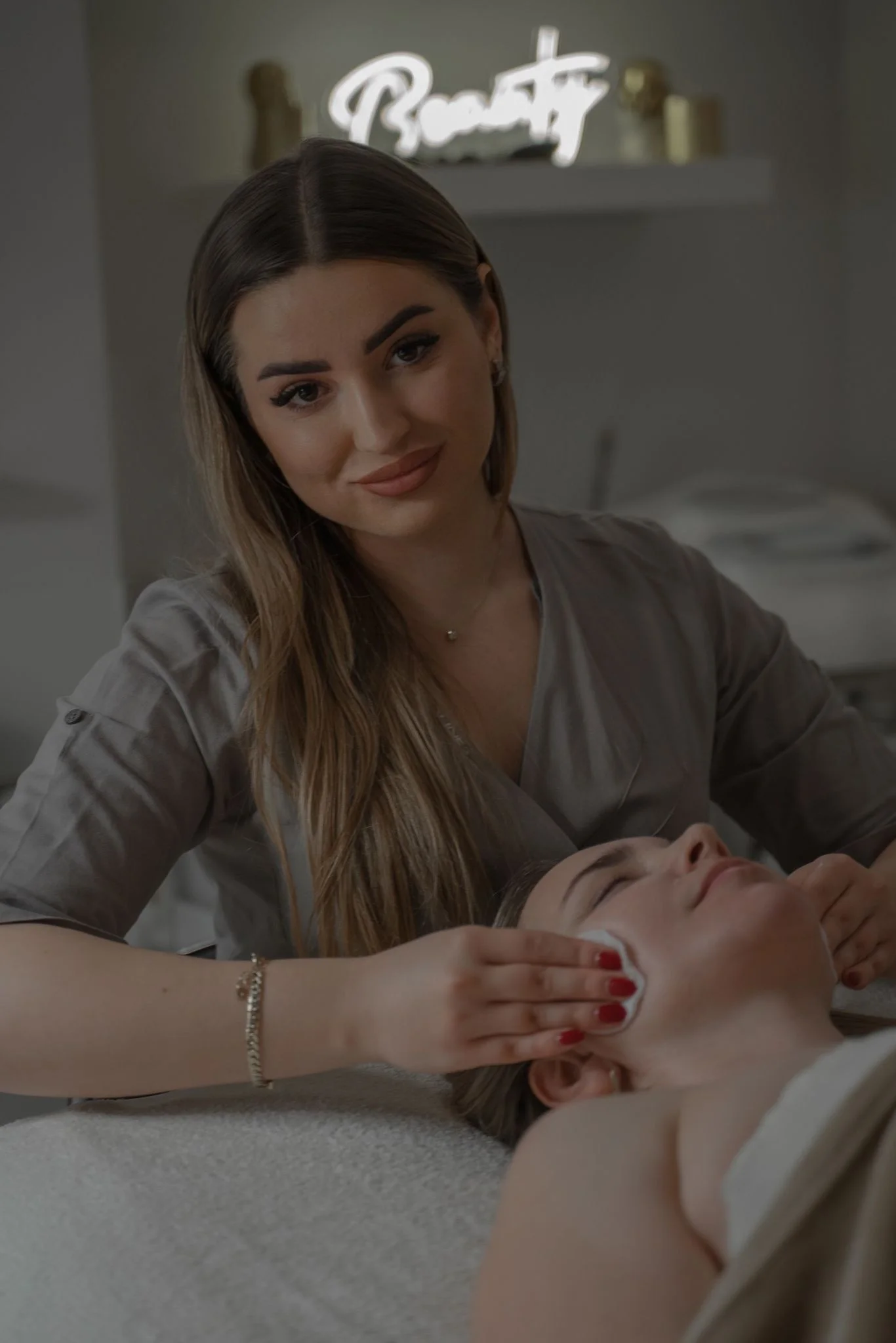 Kosmetické ošetření s možností radiofrekvence i ájurvédská hřejivá péče pro omlazení a rozjasnění