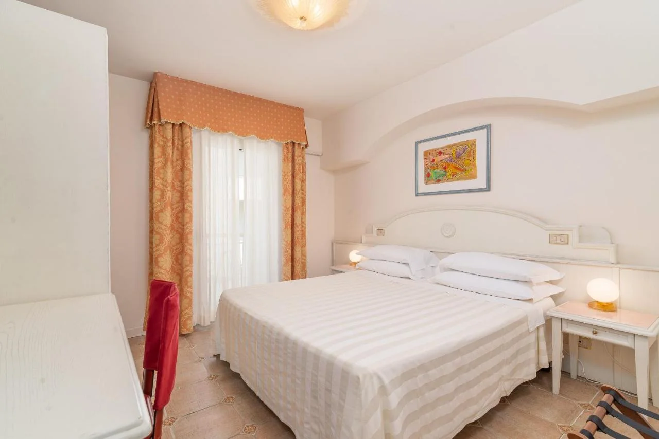 Italské přímořské město Cervia: 4* hotel 60 m od písečné pláže, snídaně, bazén a vířivka
