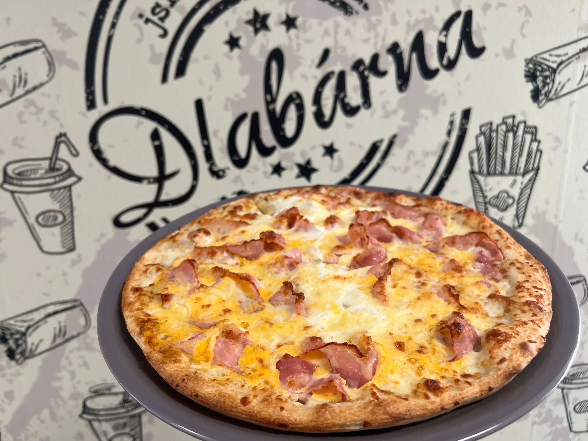 45cm pizza dle vlastního výběru: margherita, šunková, pikantní i tuňáková