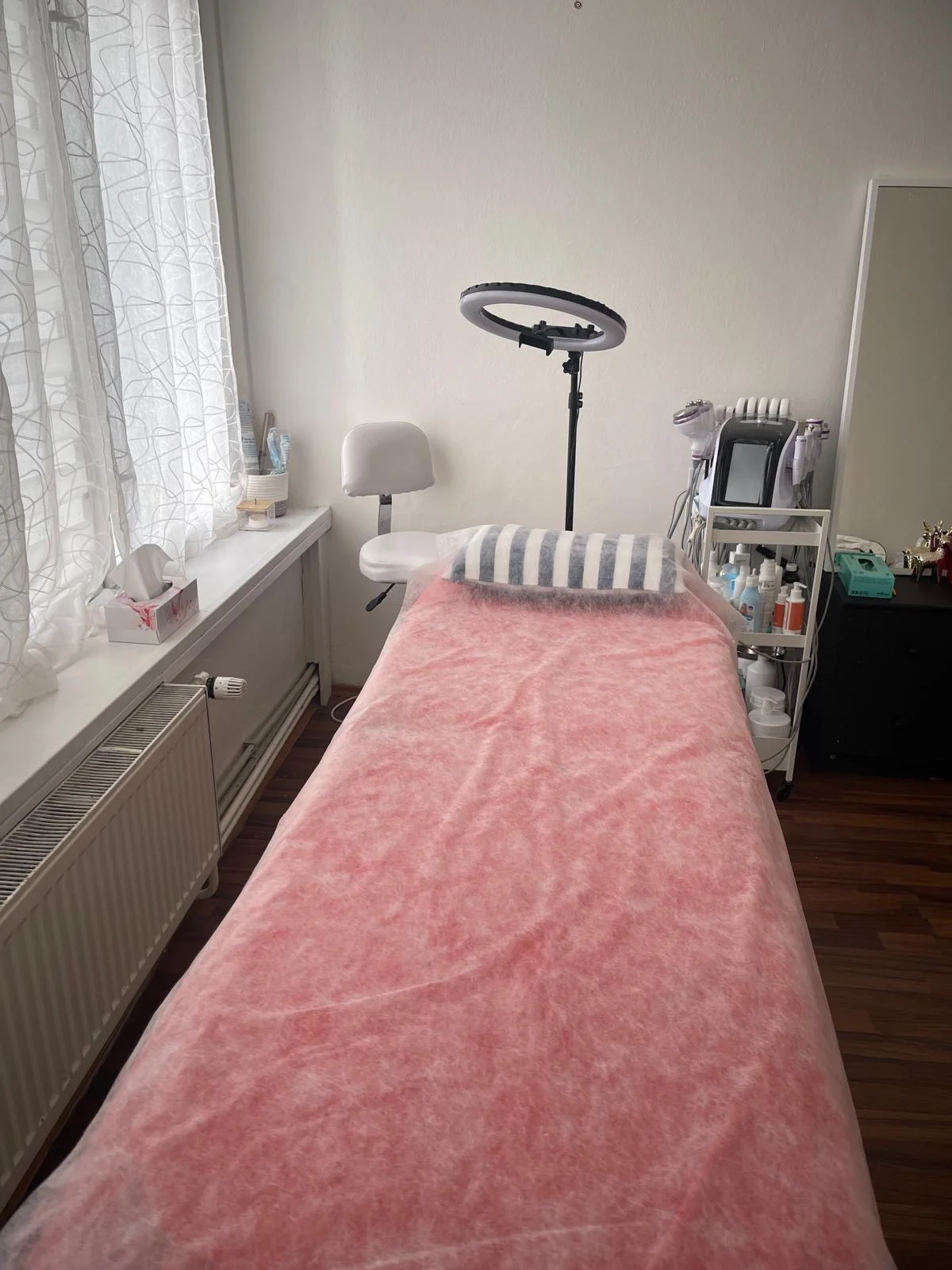 Permanentní make-up horních očních linek, rtů či obočí pudrovou metodou