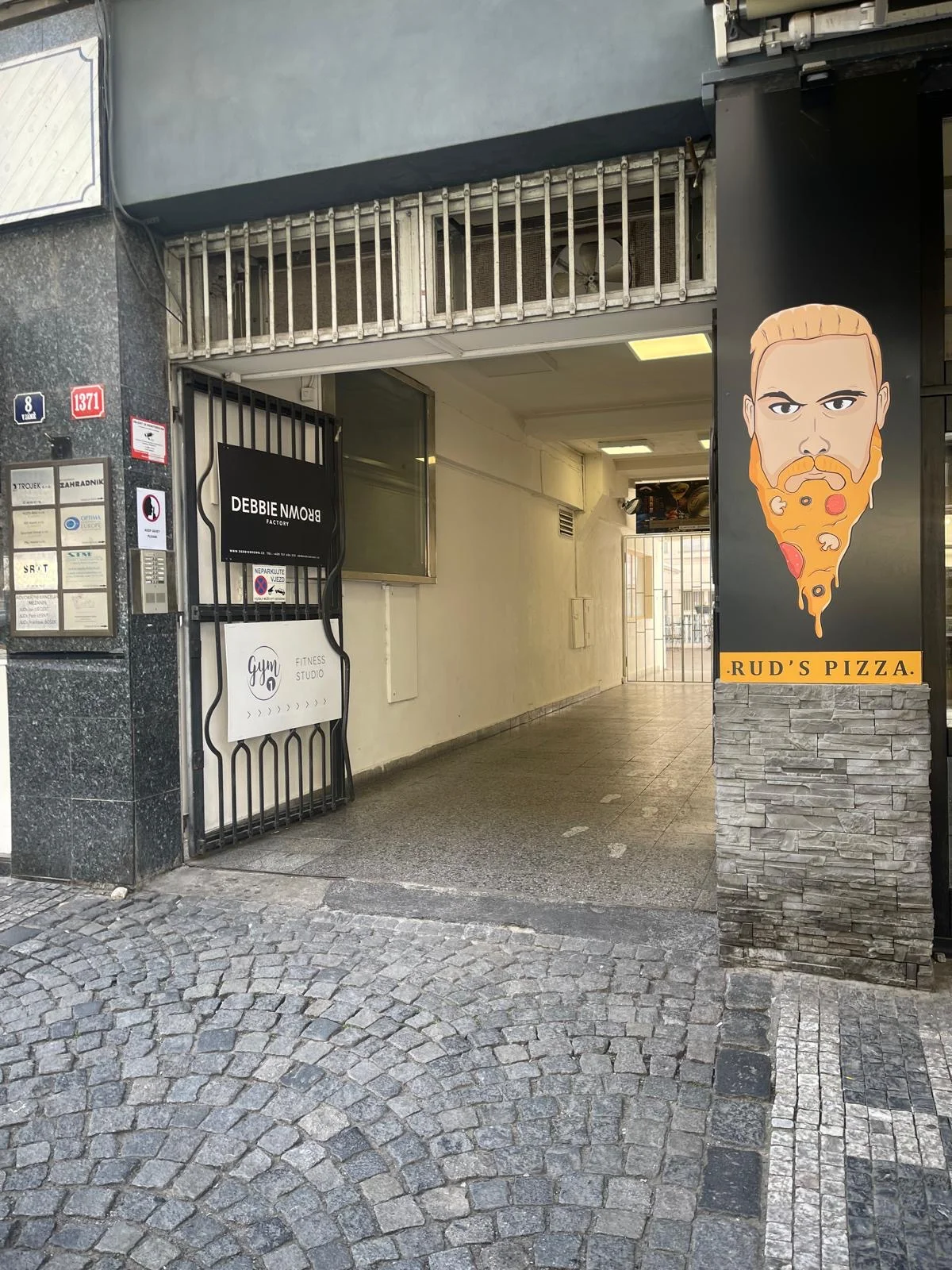 Permanentní make-up horních očních linek, rtů či obočí pudrovou metodou