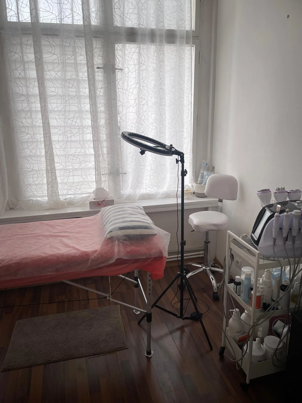 Permanentní make-up horních očních linek, rtů či obočí pudrovou metodou