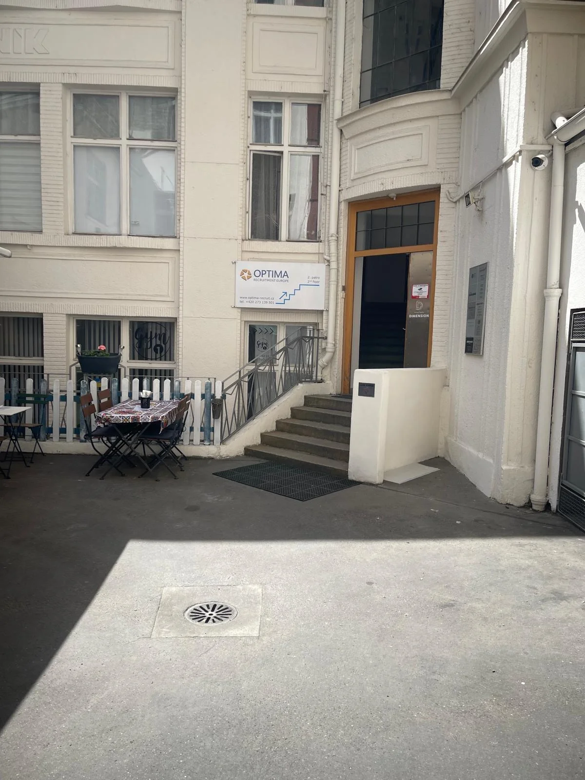 Permanentní make-up horních očních linek, rtů či obočí pudrovou metodou