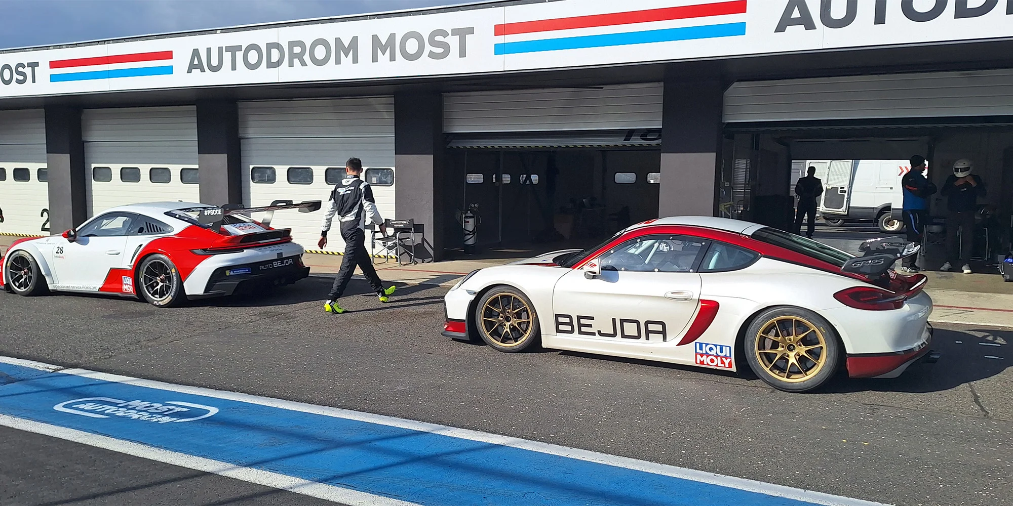 Spolujízda v unikátním závodním Porsche Cayman GT4: 1 okruh v Brně nebo Mostě
