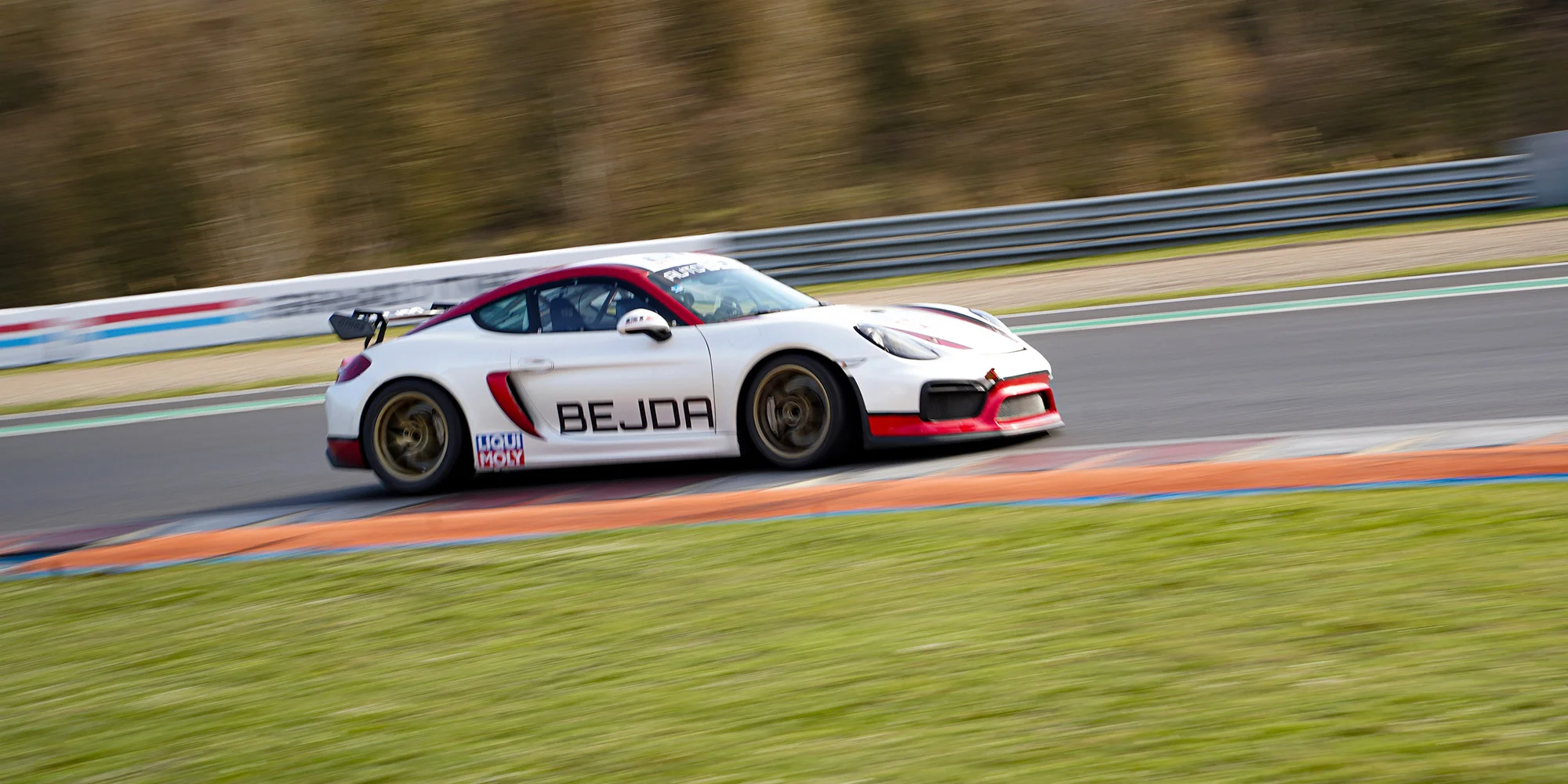 Spolujízda v unikátním závodním Porsche Cayman GT4: 1 okruh v Brně nebo Mostě