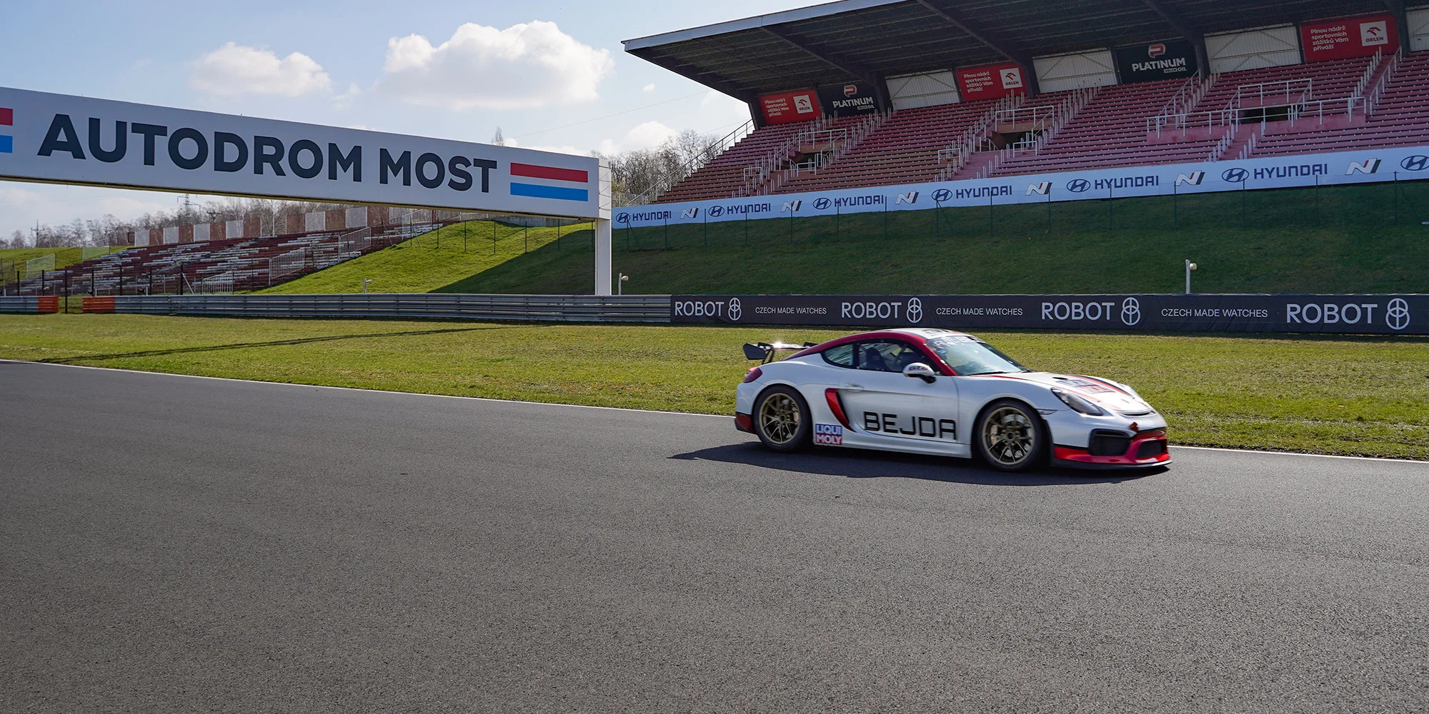Spolujízda v unikátním závodním Porsche Cayman GT4: 1 okruh v Brně nebo Mostě