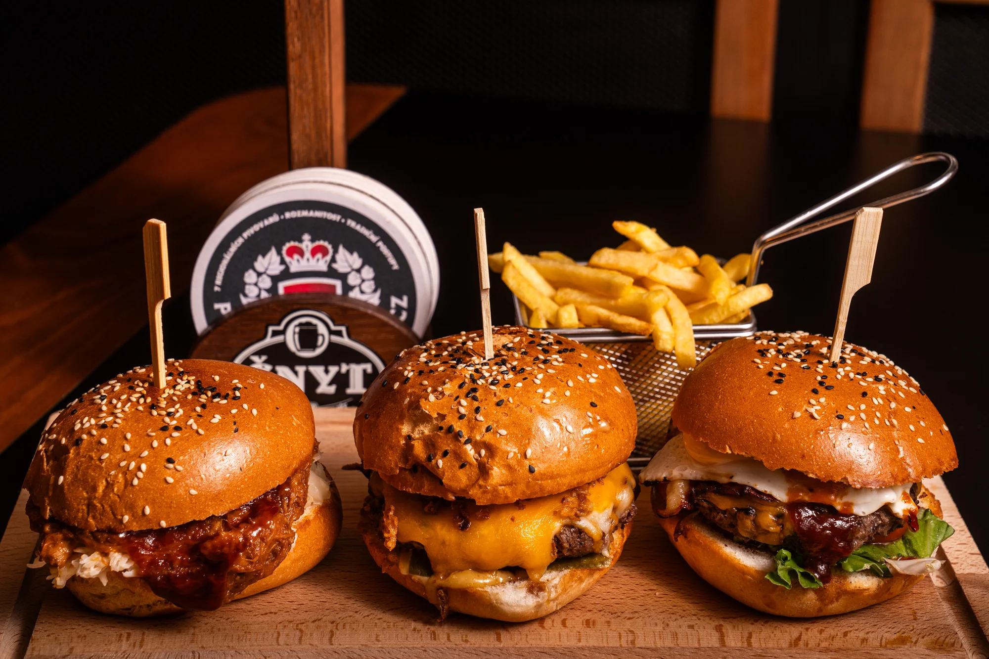 Pochutnejte si: burger podle výběru, hranolky a omáčka pro 1 až 4 osoby