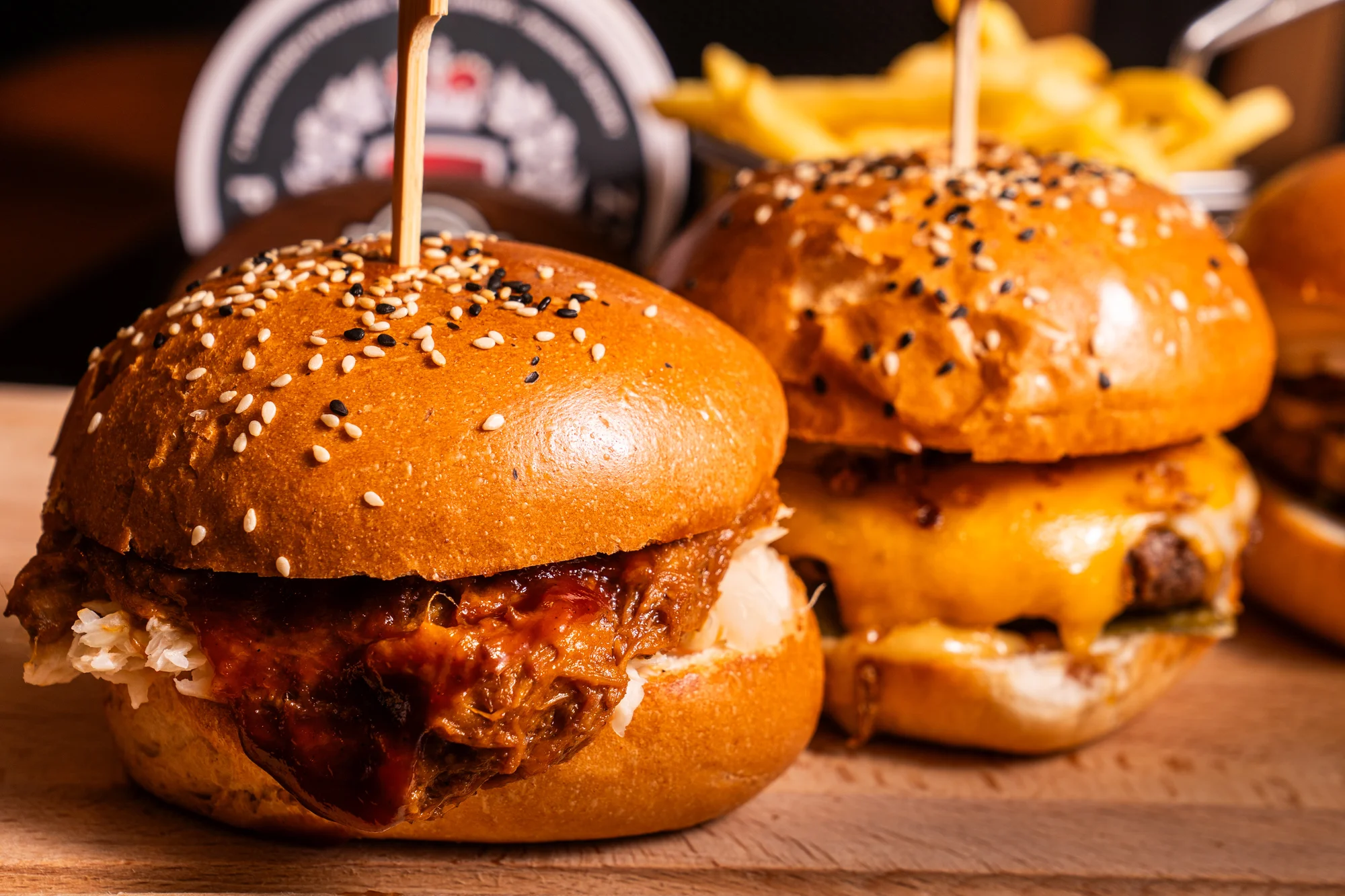 Pochutnejte si: burger podle výběru, hranolky a omáčka pro 1 až 4 osoby