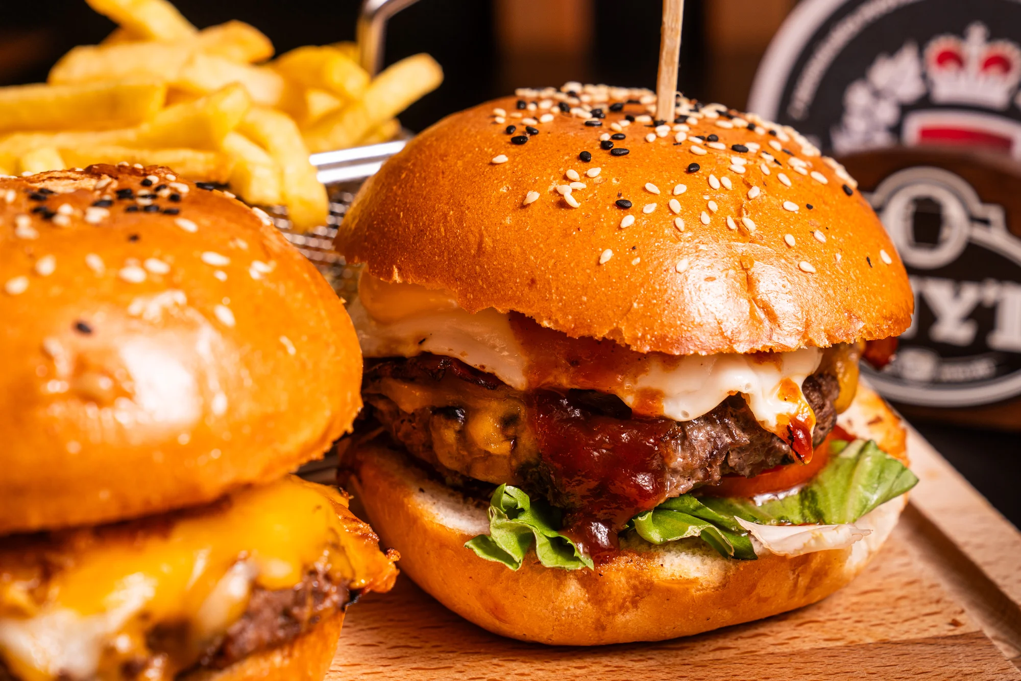 Pochutnejte si: burger podle výběru, hranolky a omáčka pro 1 až 4 osoby