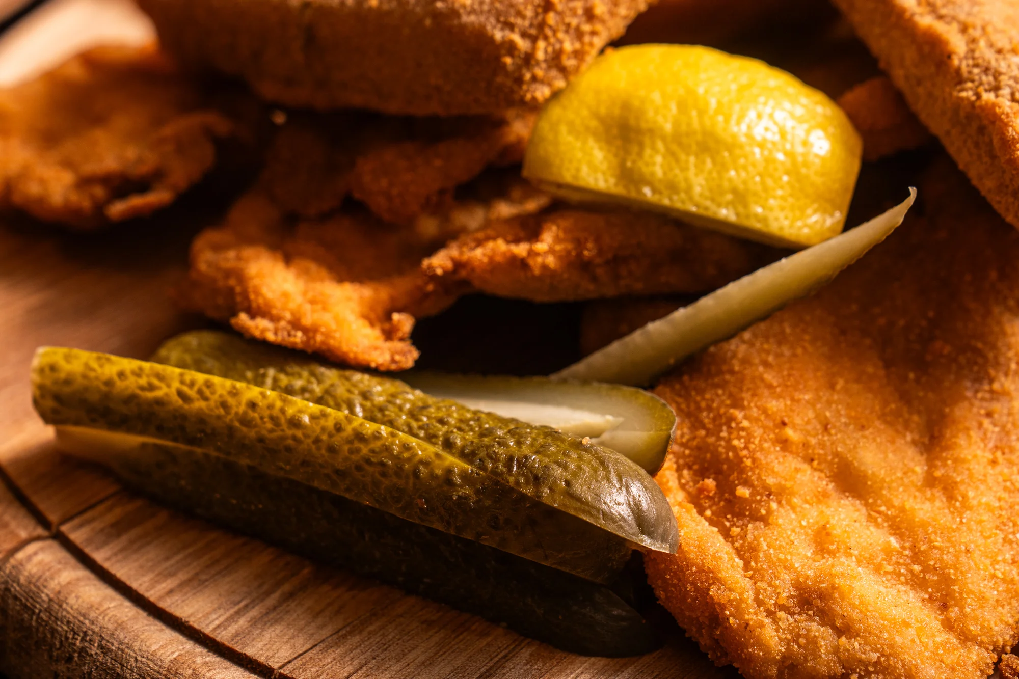 Prkno plné dobrot: až 2 kg řízků, smažených sýrů i cibulových kroužků vč. pečiva