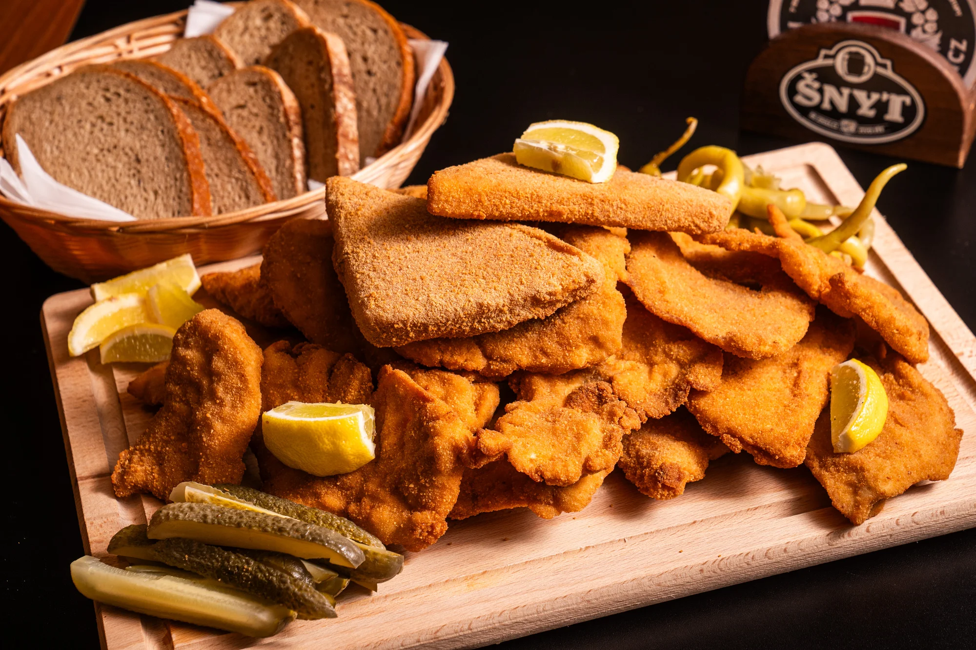 Prkno plné dobrot: až 2 kg řízků, smažených sýrů i cibulových kroužků vč. pečiva