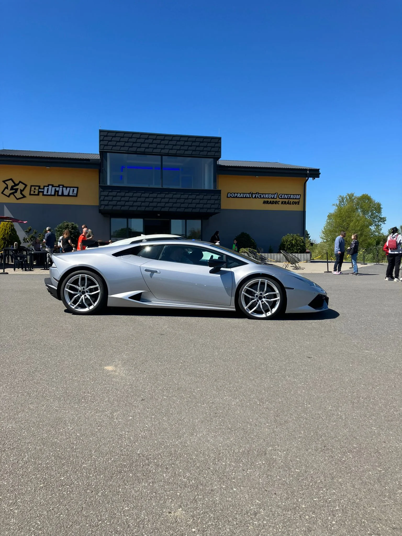 Jízda ve Ferrari, Lamborghini, Porsche, Chevroletu, Nissanu i speed taxi a na závodním simulátoru ve virtuální realitě