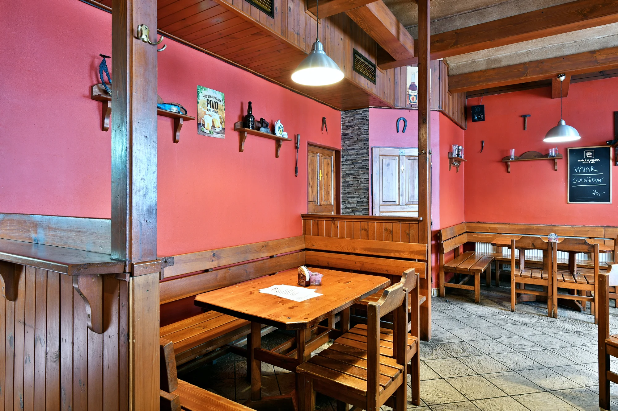 Kuřecí stripsy, hranolky či brambory, coleslaw pro jednoho, dva nebo čtyři jedlíky
