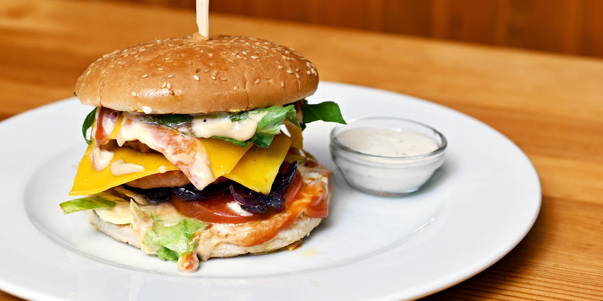 Burger, hotdog či sendvič vč. přílohy a dezertu dle výběru pro 1 i 2 osoby