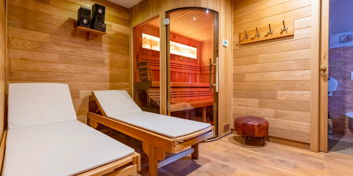 Privátní wellness pro dva: sauna s himálajskou solí, masážní vana, 2 pizzy a litr prosecca