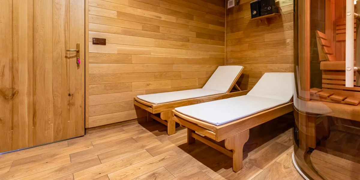 Privátní wellness pro dva: sauna s himálajskou solí, masážní vana, 2 pizzy a litr prosecca