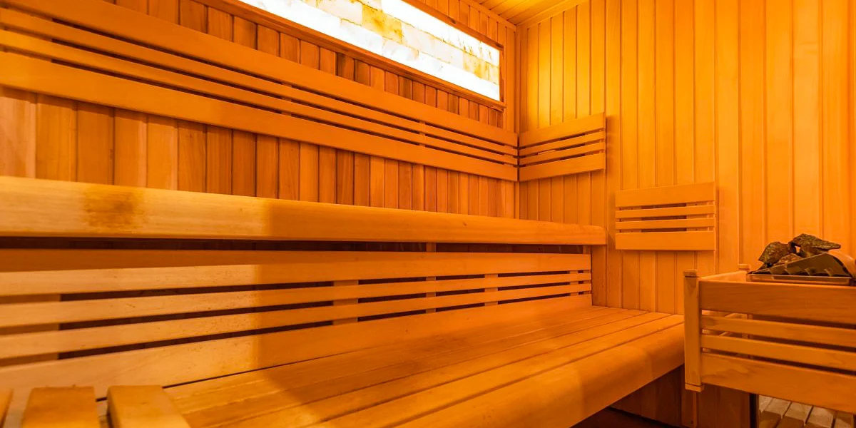 Privátní wellness pro dva: sauna s himálajskou solí, masážní vana, 2 pizzy a litr prosecca