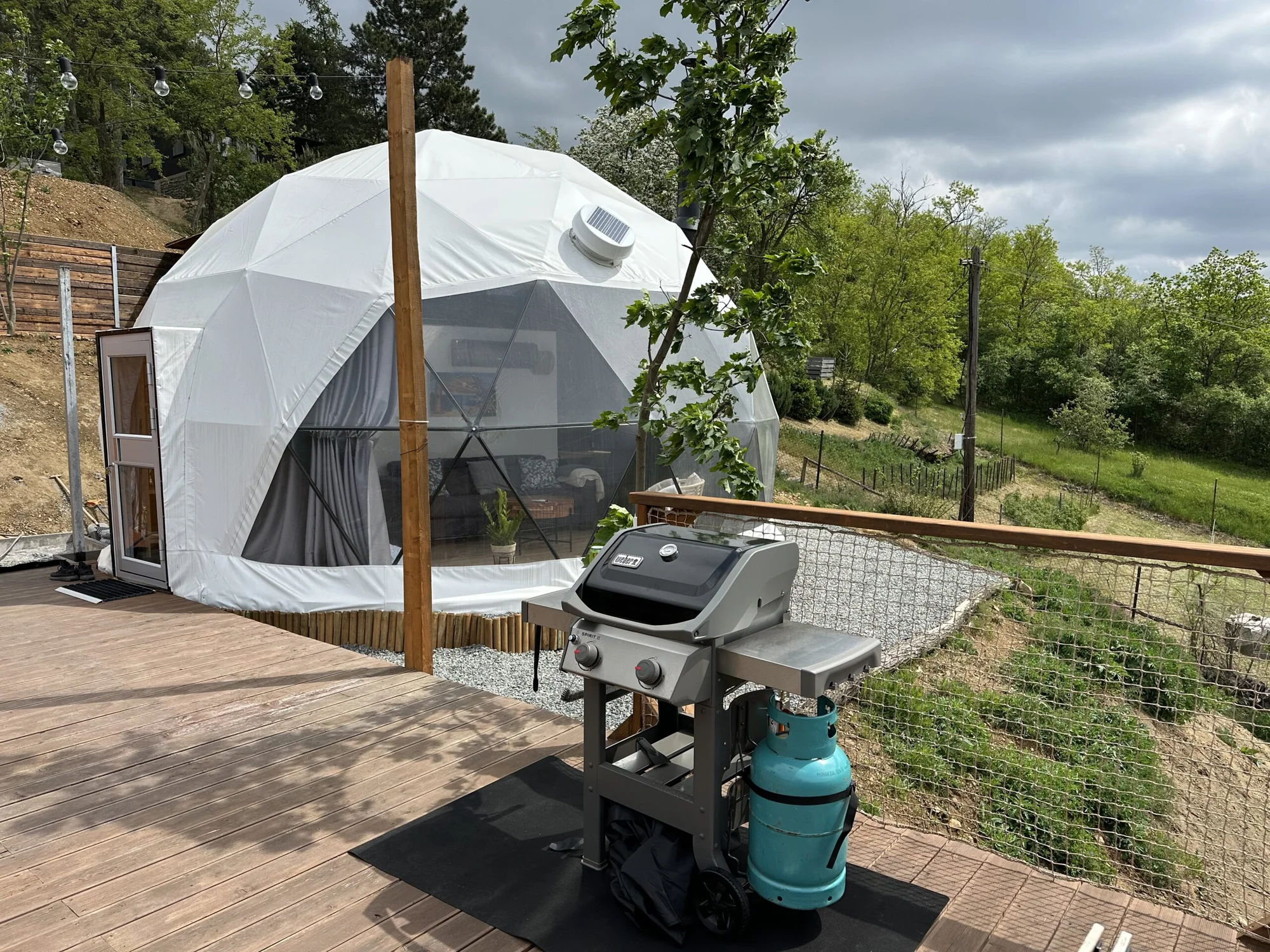 Glamping na samotě: luxusní stan s kuchyní i koupelnou a venkovní vířivka i sauna