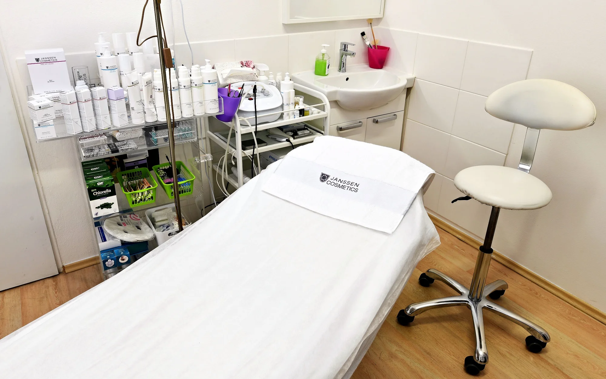 Liftingová péče a hloubkové čištění pleti vč. aplikace séra dle výběru